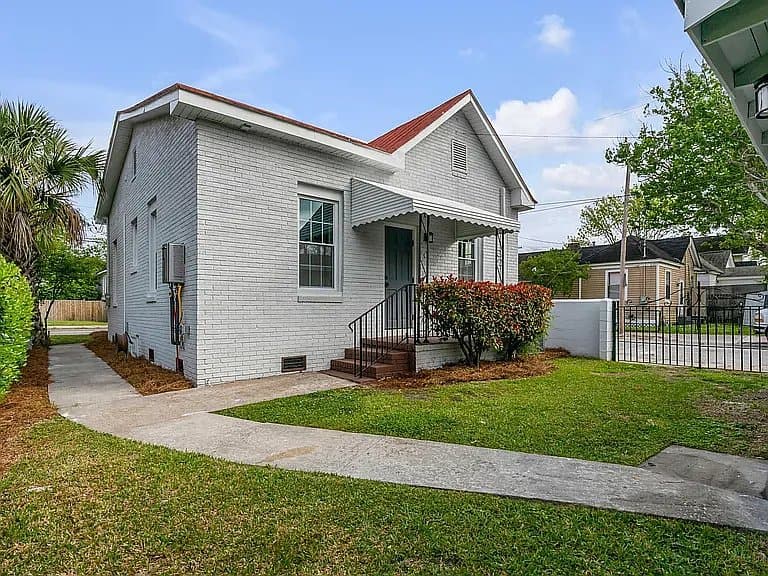 Charleston House: 365 Huger St