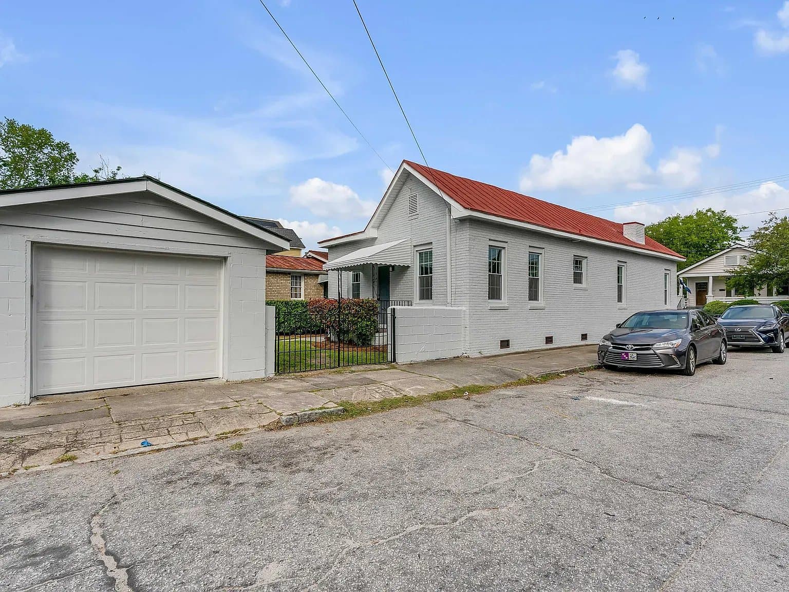 Charleston House: 365 Huger St