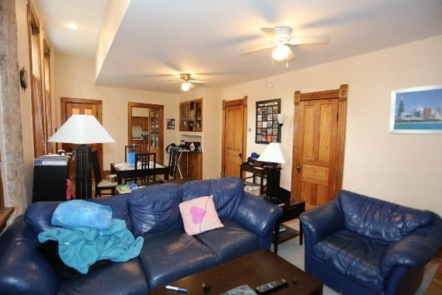 Chicago Apartment: 2057 Roscoe