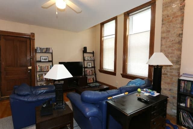 Chicago Apartment: 2057 Roscoe