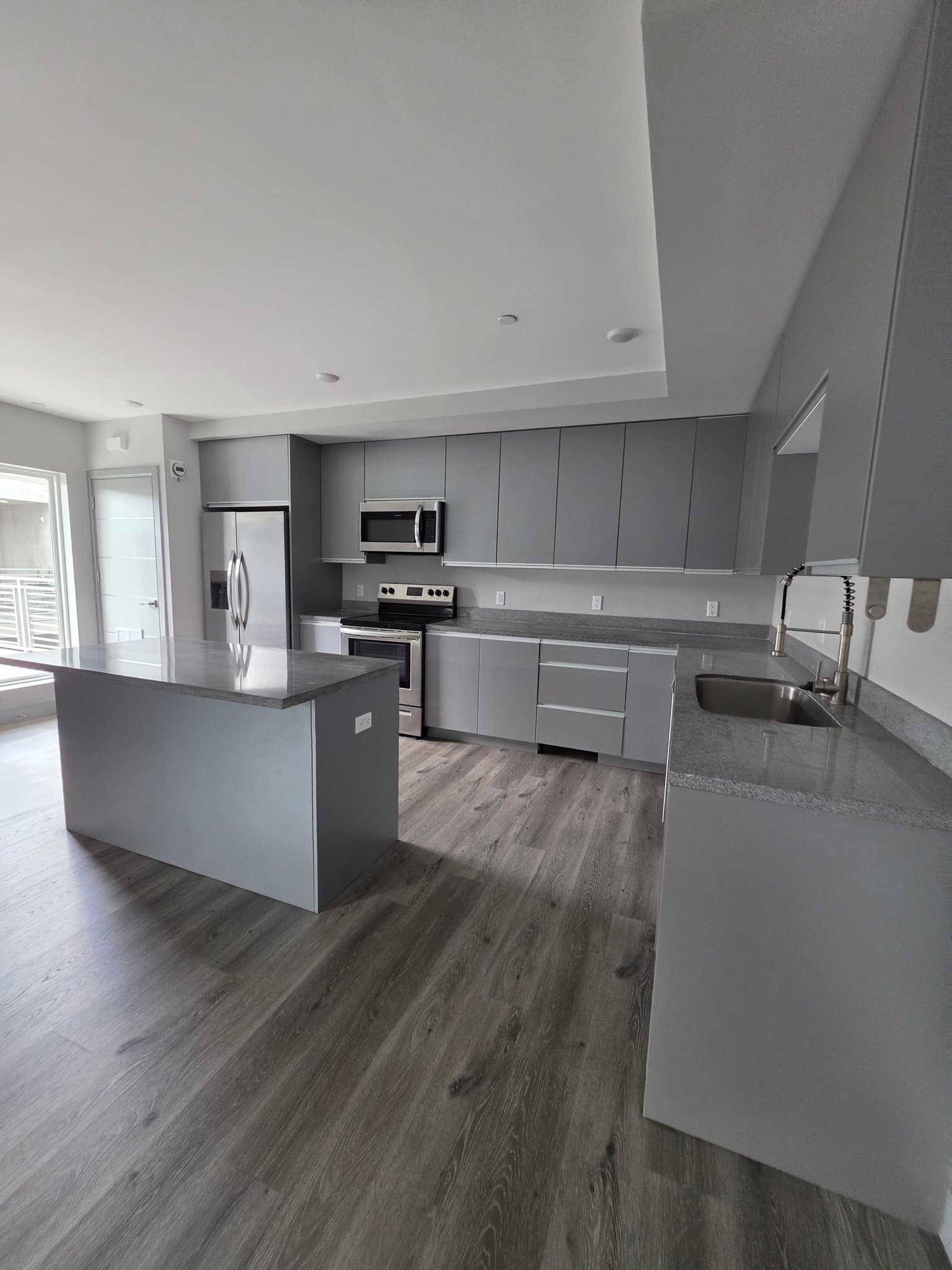 Van Nuys Apartment: 7040 Woodman Ave