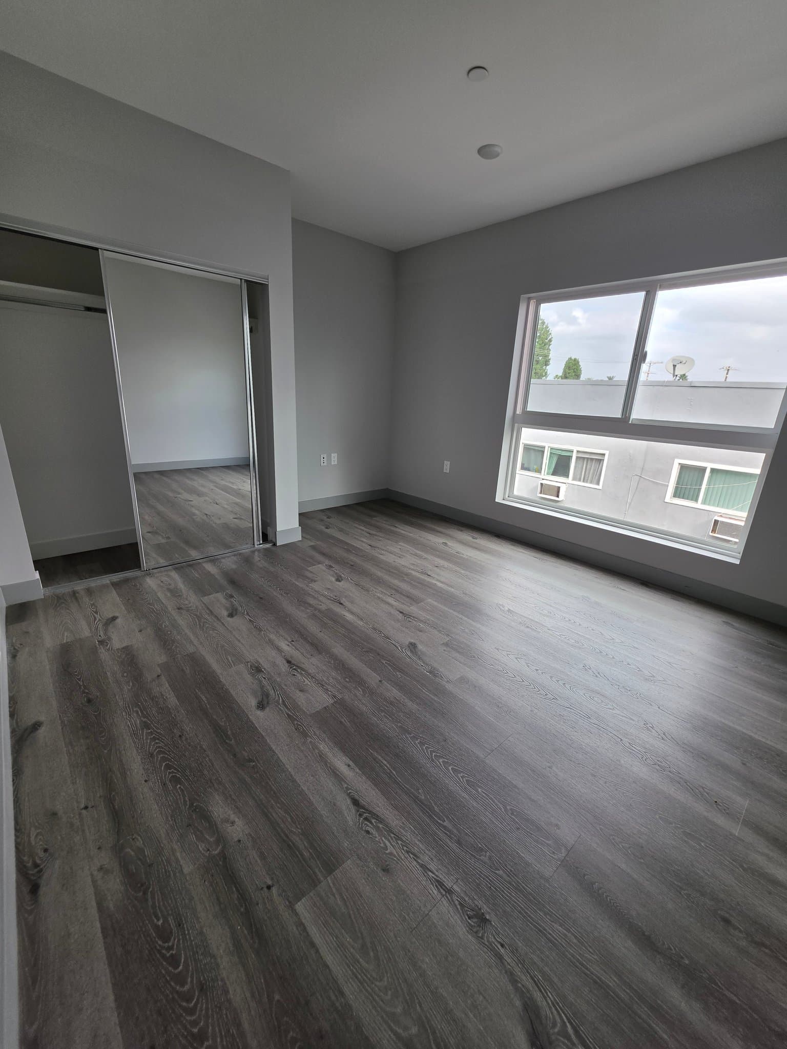 Van Nuys Apartment: 7040 Woodman Ave