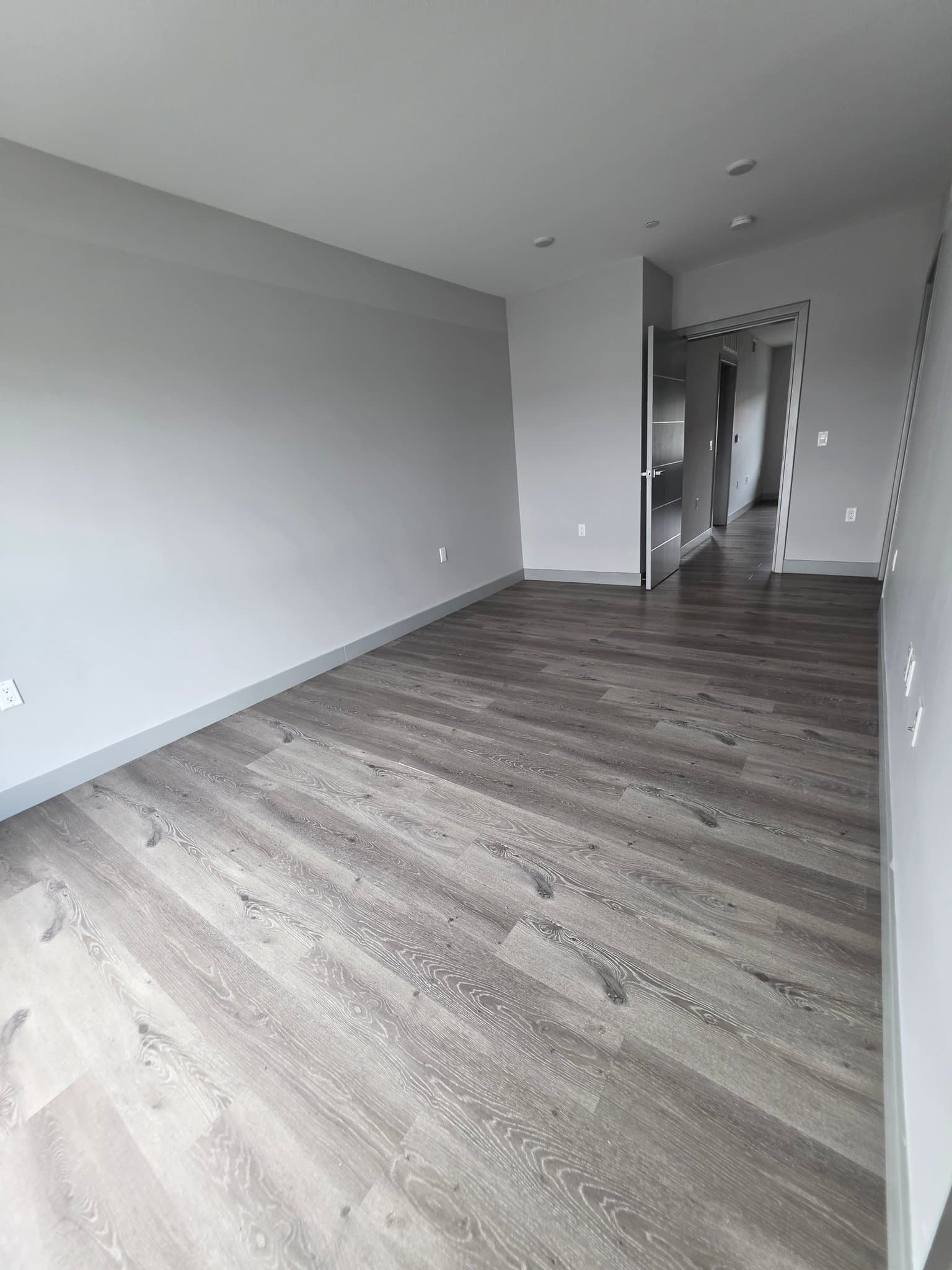 Van Nuys Apartment: 7040 Woodman Ave