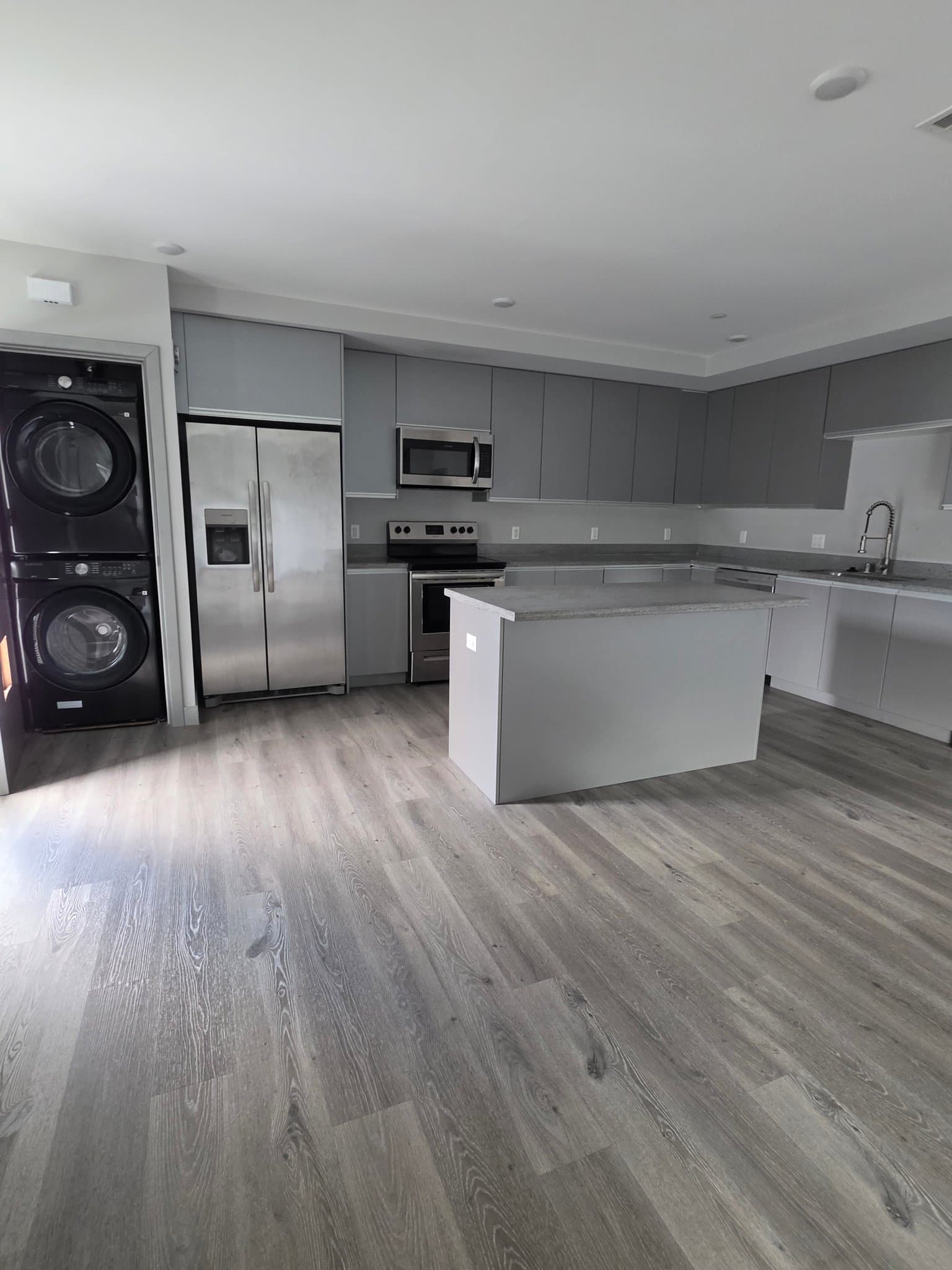 Van Nuys Apartment: 7040 Woodman Ave
