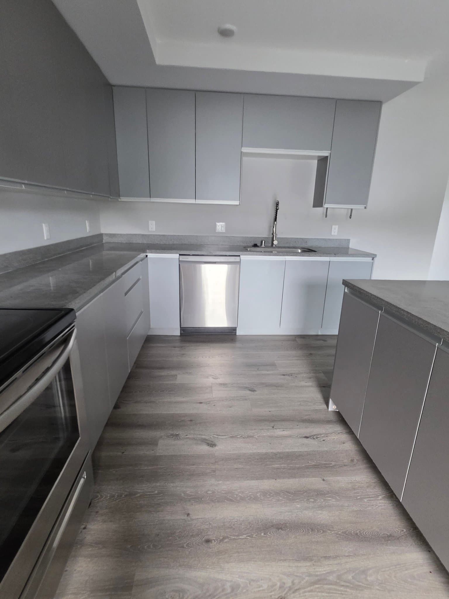 Van Nuys Apartment: 7040 Woodman Ave