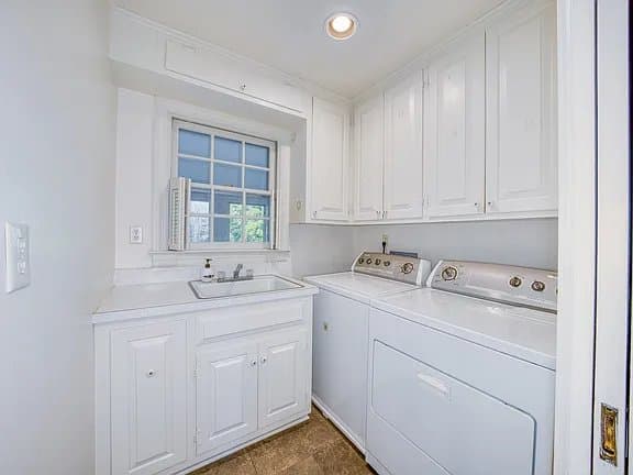 Chesterfield House: 9720 Burnett Dr