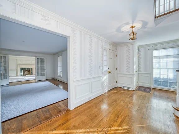 Chesterfield House: 9720 Burnett Dr
