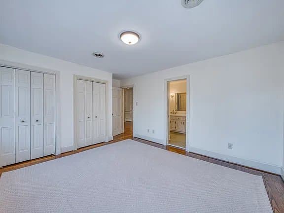 Chesterfield House: 9720 Burnett Dr