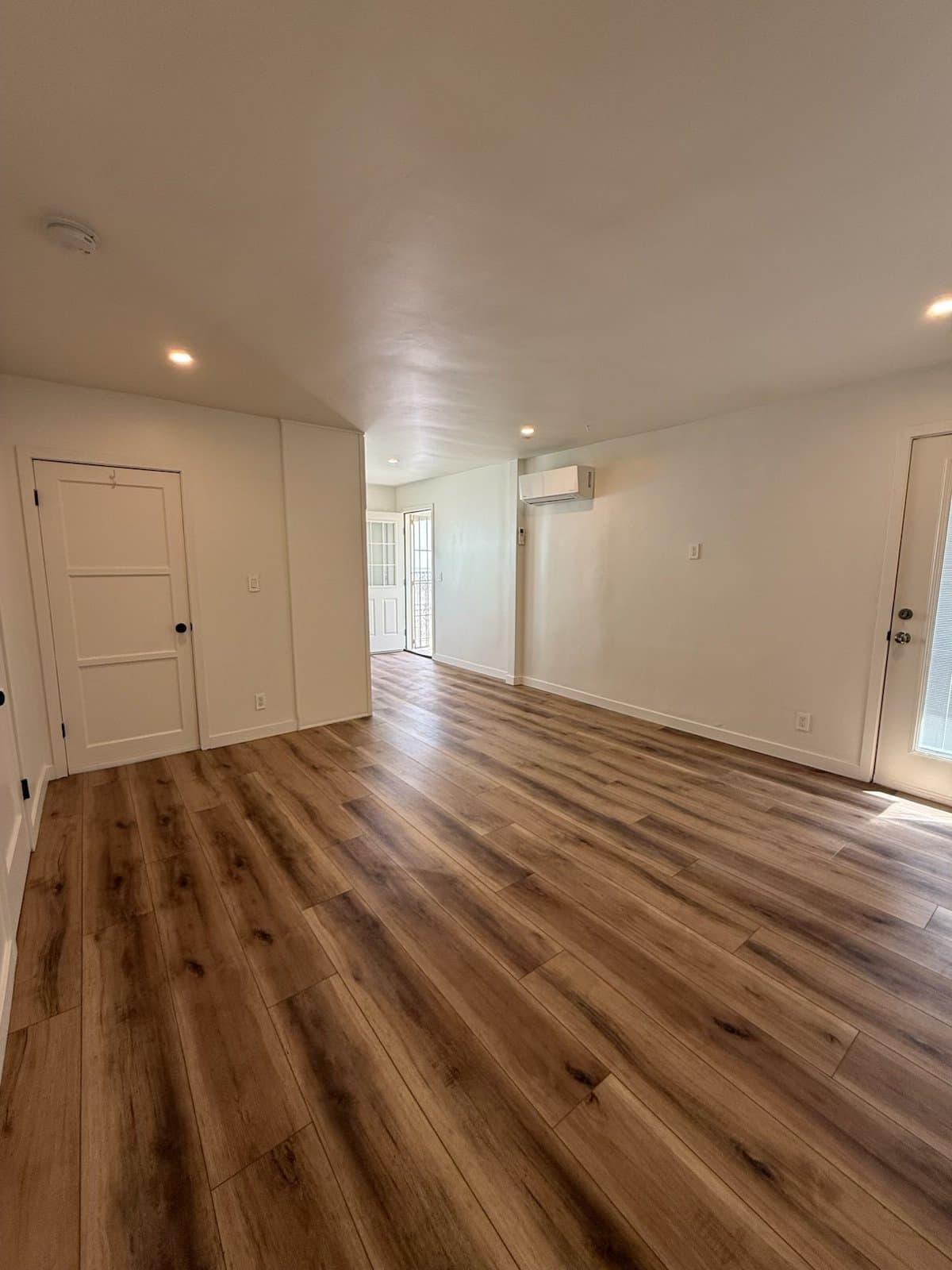 Los Angeles Apartment: 439 S Evergreen Ave