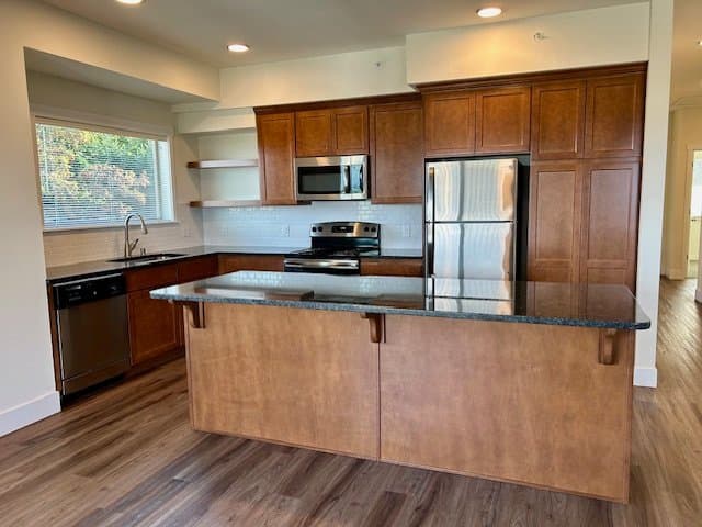 Bellingham Apartment: 700 N State St