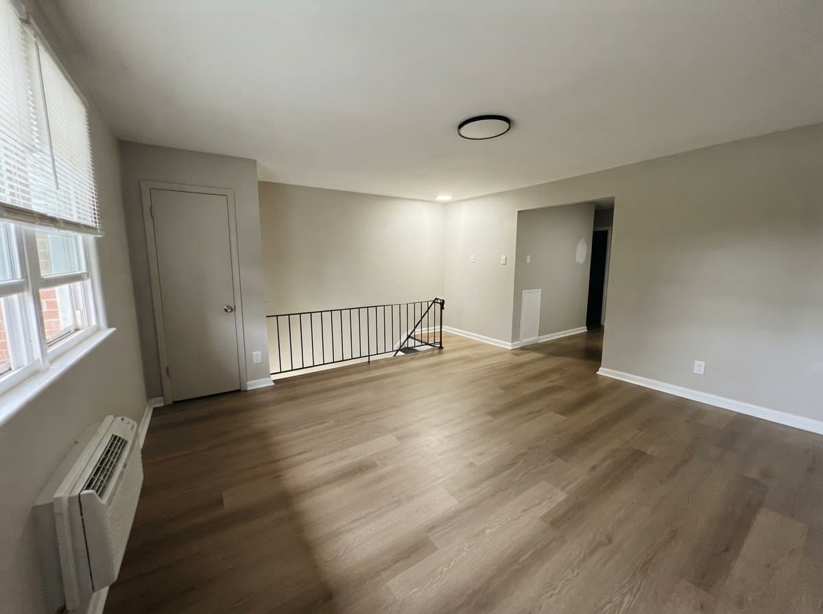Stratford Apartment: 319 Columbia Avenue