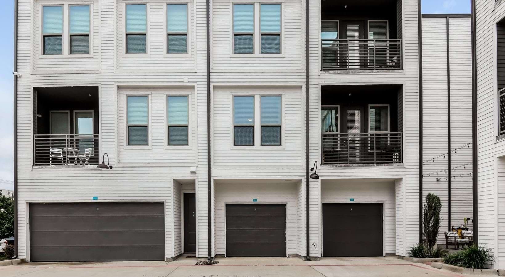 Dallas Apartment: 8025 Forest Ln