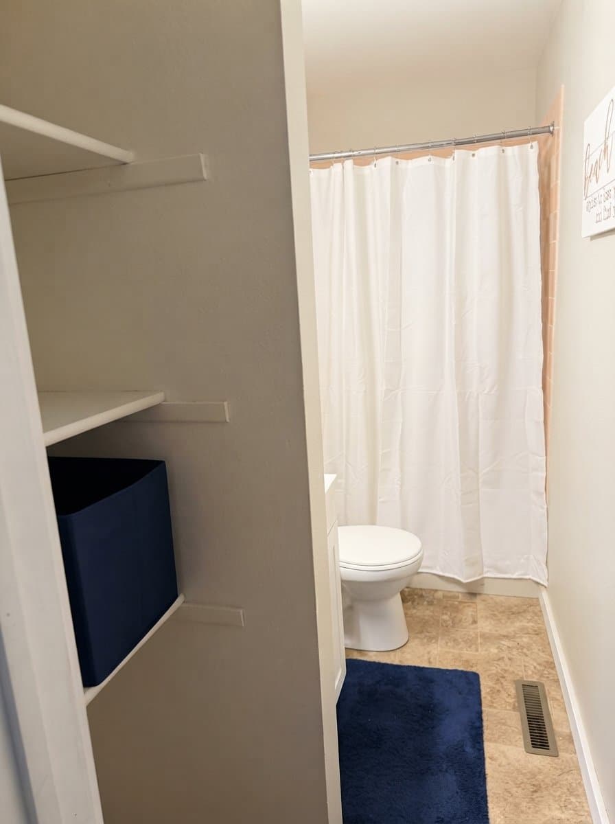 Chinook Apartment: 209 Indiana St