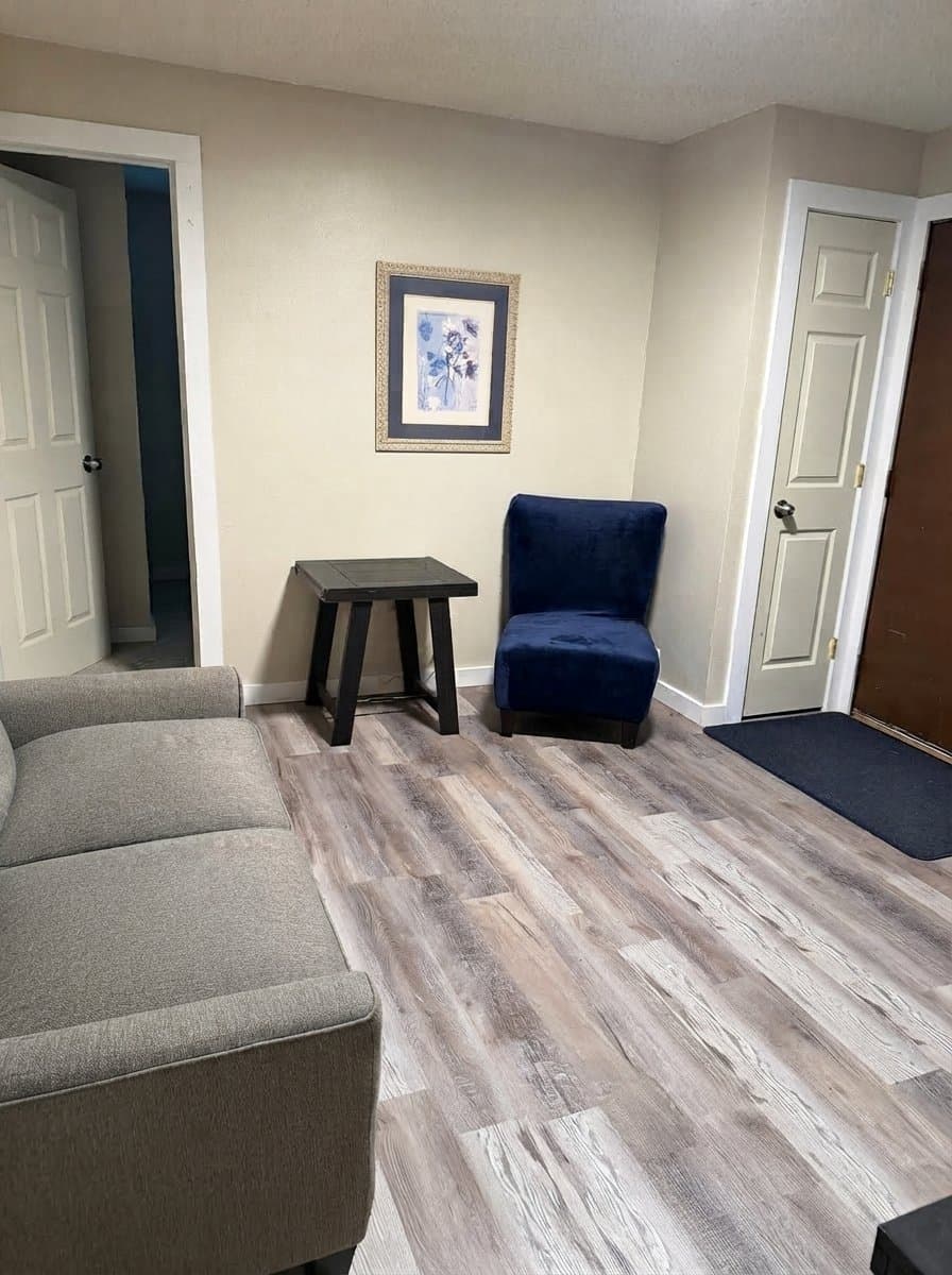 Chinook Apartment: 209 Indiana St