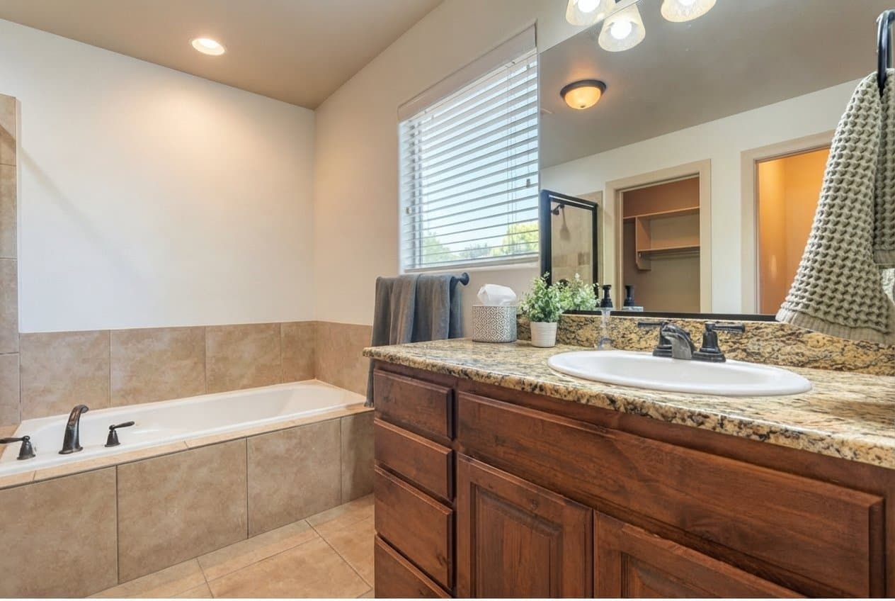 Washington Townhome: 150 N 1100 E