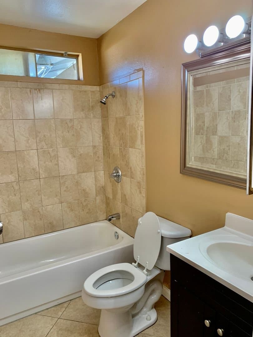 Lake Elsinore House: 16510 Lakeshore Drive