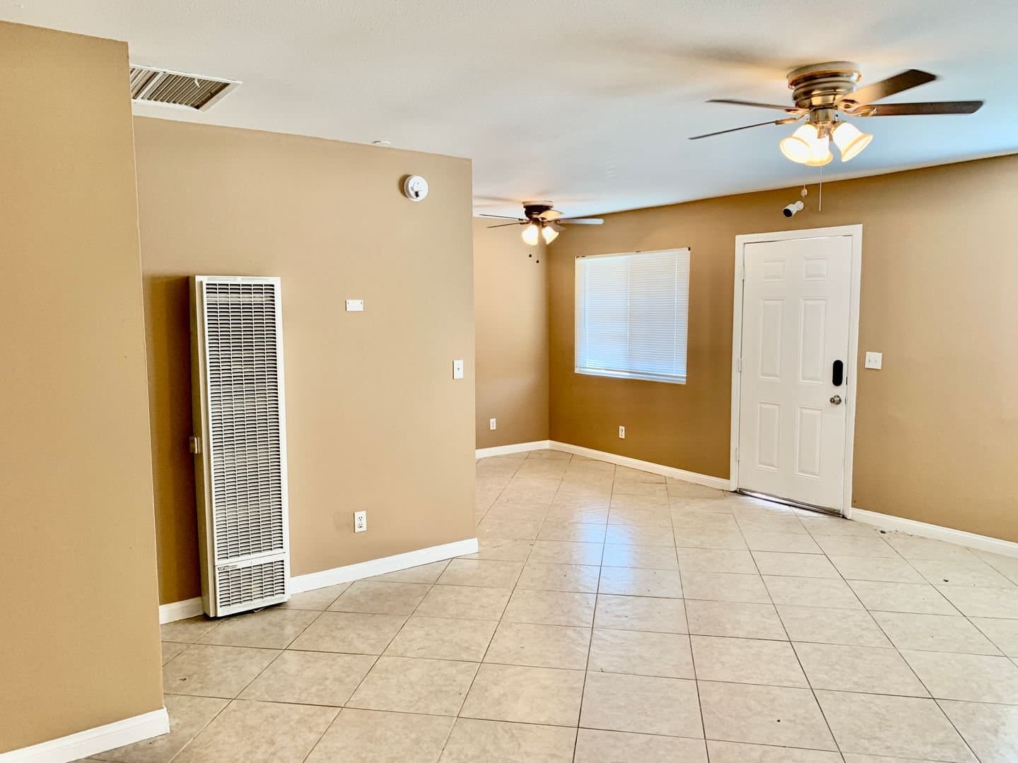 Lake Elsinore House: 16510 Lakeshore Drive