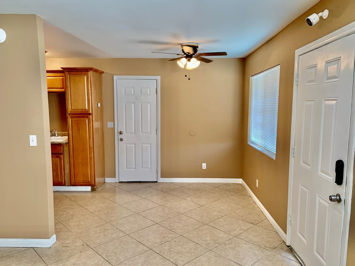 Lake Elsinore House: 16510 Lakeshore Drive