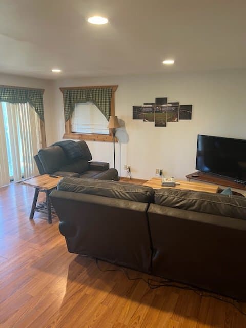Warrens Multiplex: 466 B Overlook Ct