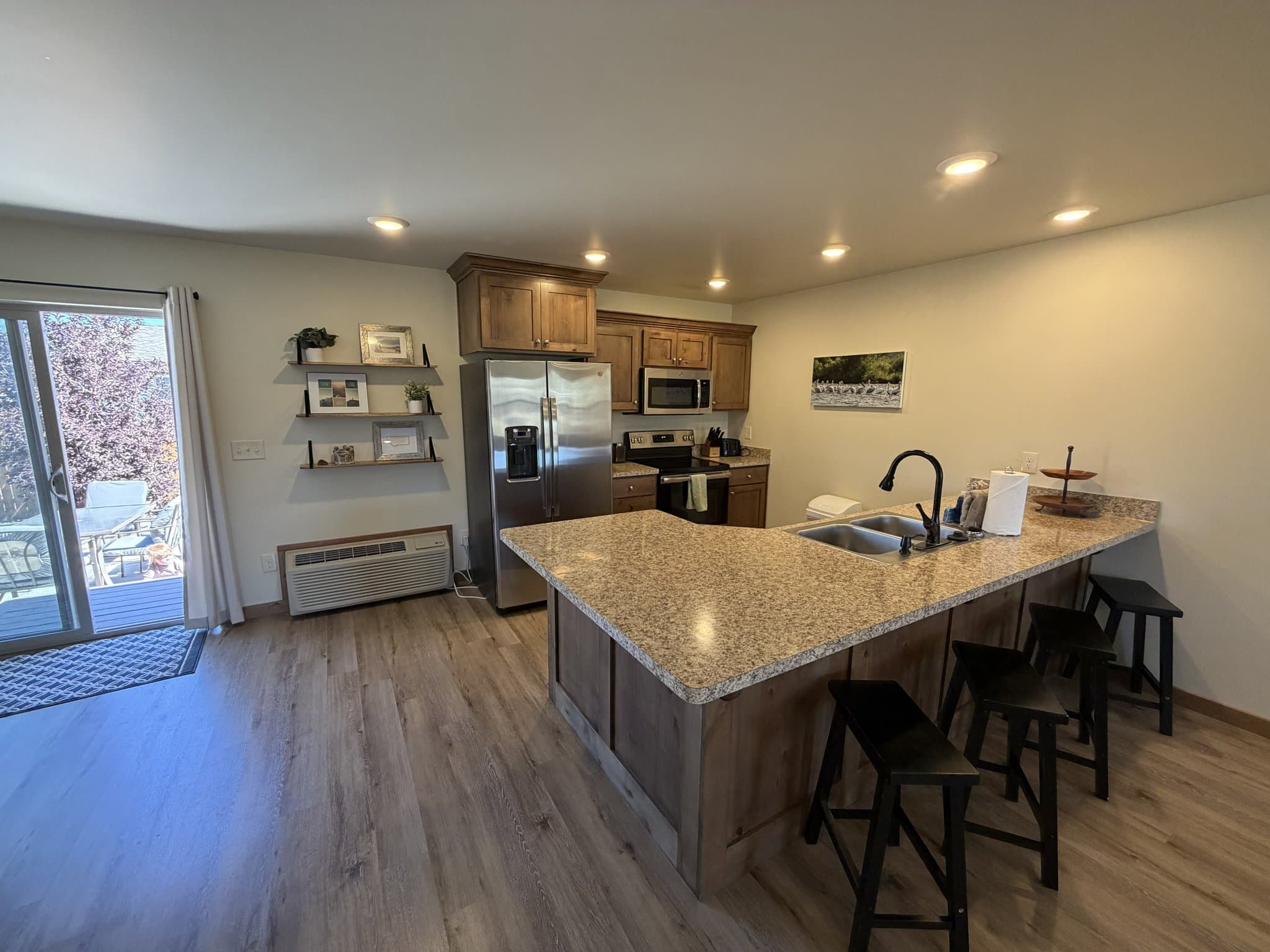 Ennis Townhome: 511 W Hugel St