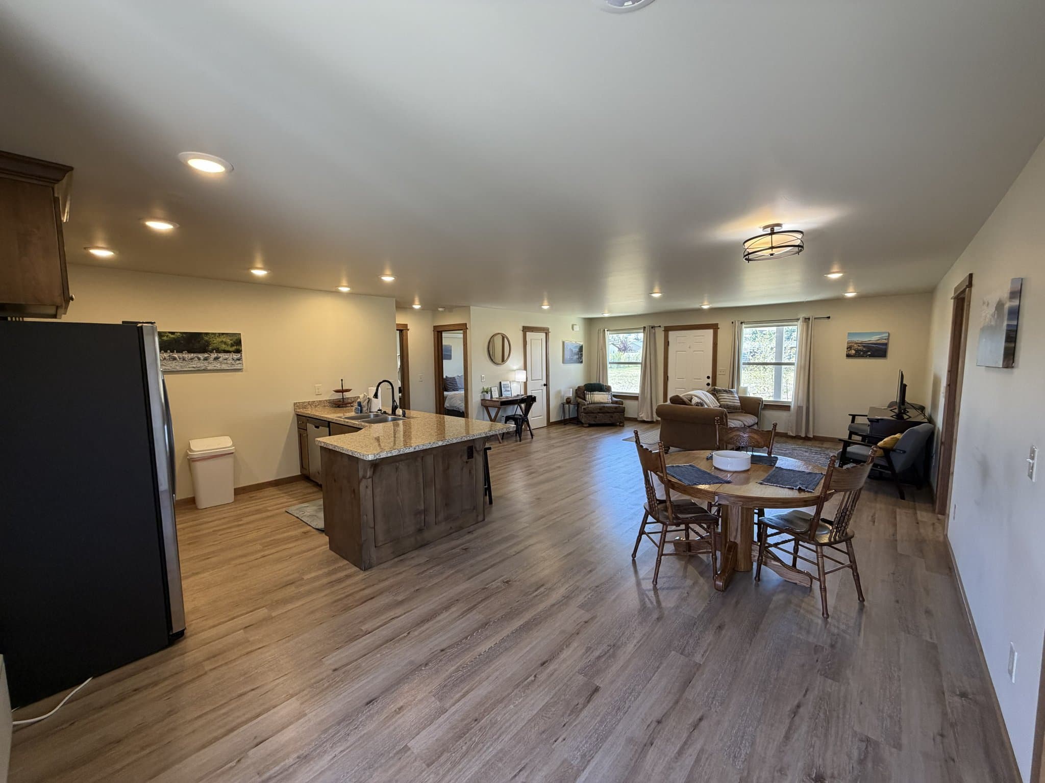 Ennis Townhome: 511 W Hugel St