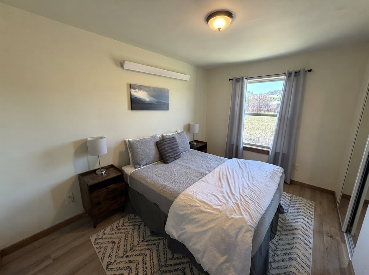 Ennis Townhome: 511 W Hugel St