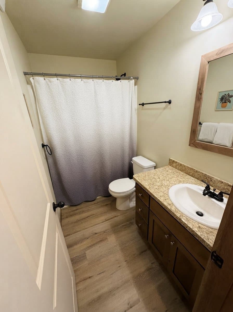 Ennis Townhome: 511 W Hugel St