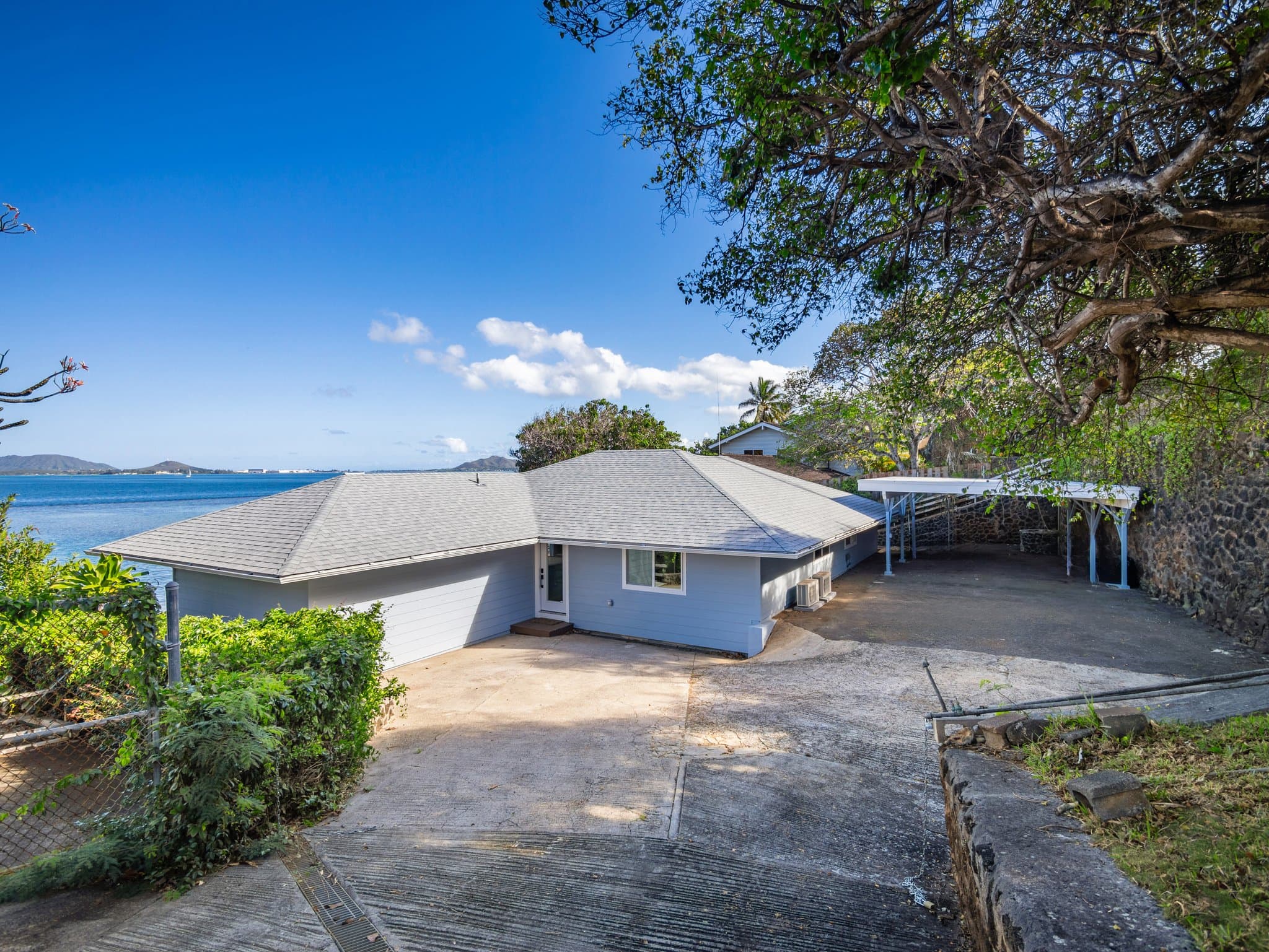 Kaneohe House: 47-69 Kamehameha Hwy