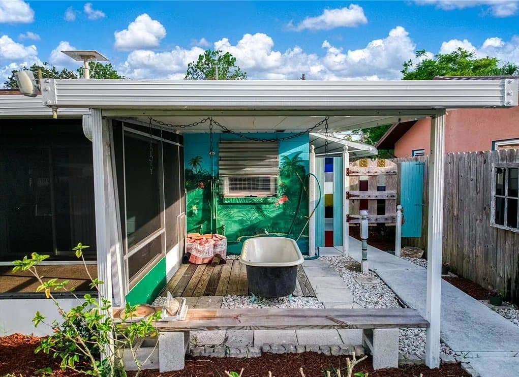 Sebring House: 640 Schlosser Rd
