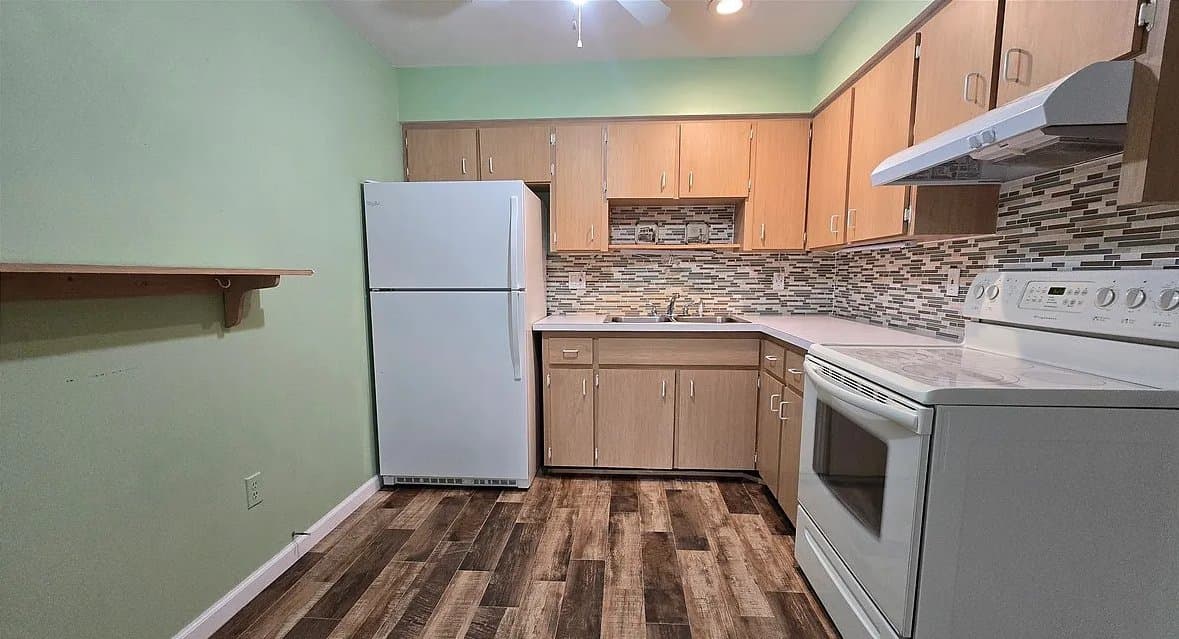 Sebring House: 640 Schlosser Rd