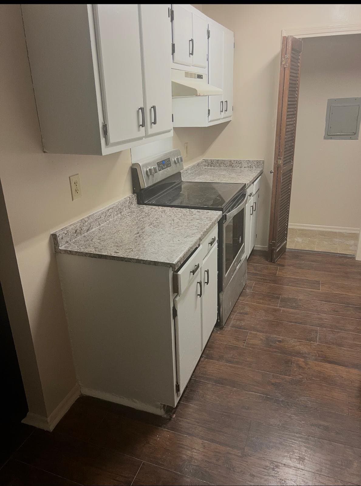 Baker Apartment: 1080 Buffet St,
