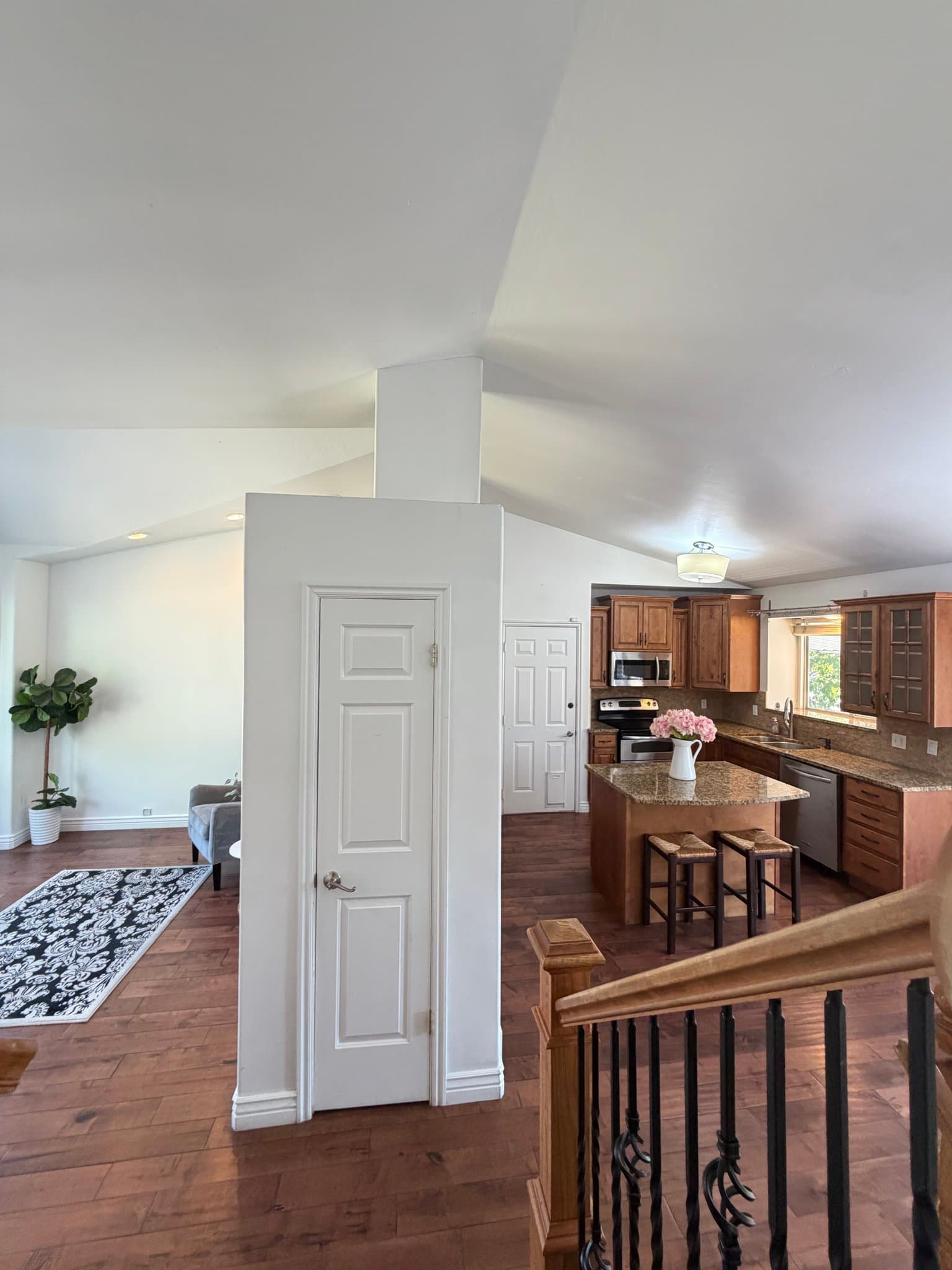 Murray House: 4624 S Quiet Cir