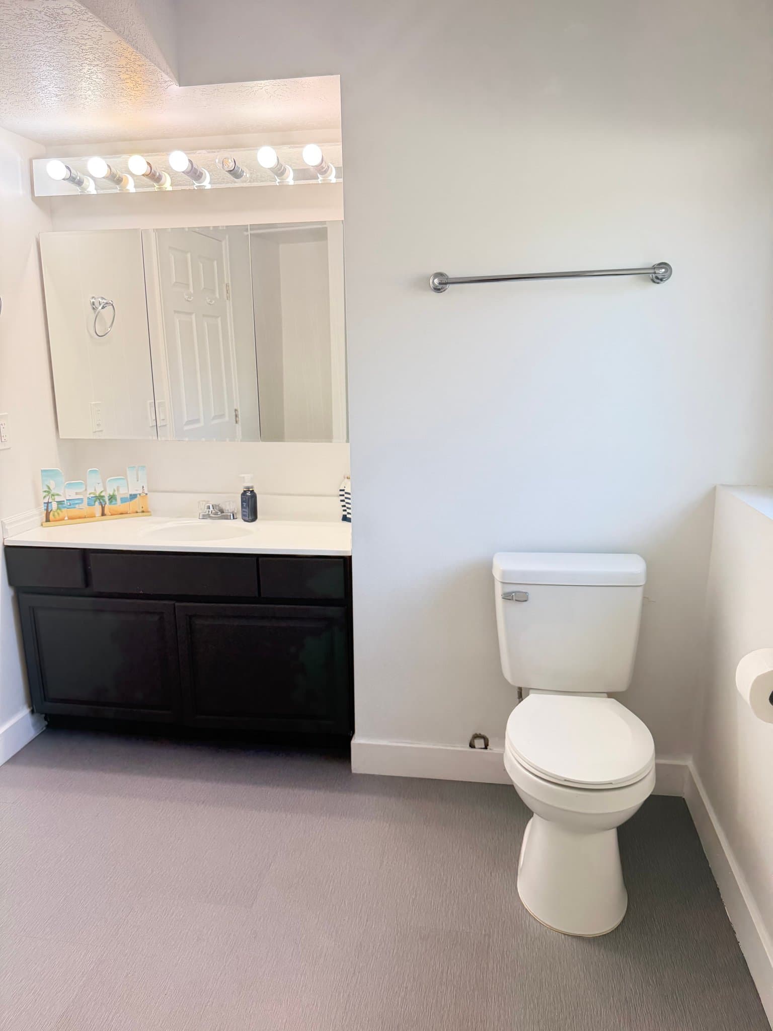 Murray House: 4624 S Quiet Cir