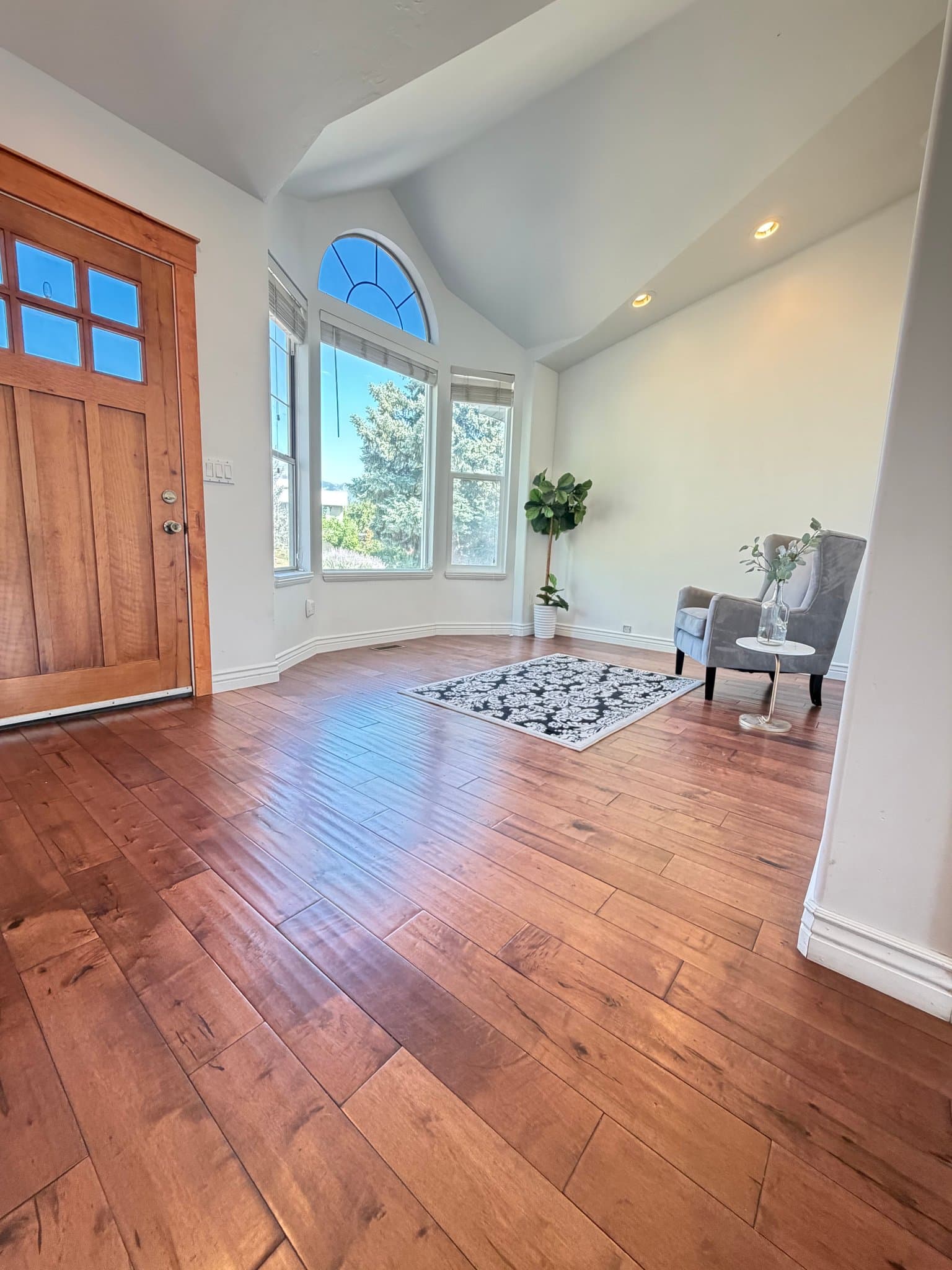 Murray House: 4624 S Quiet Cir