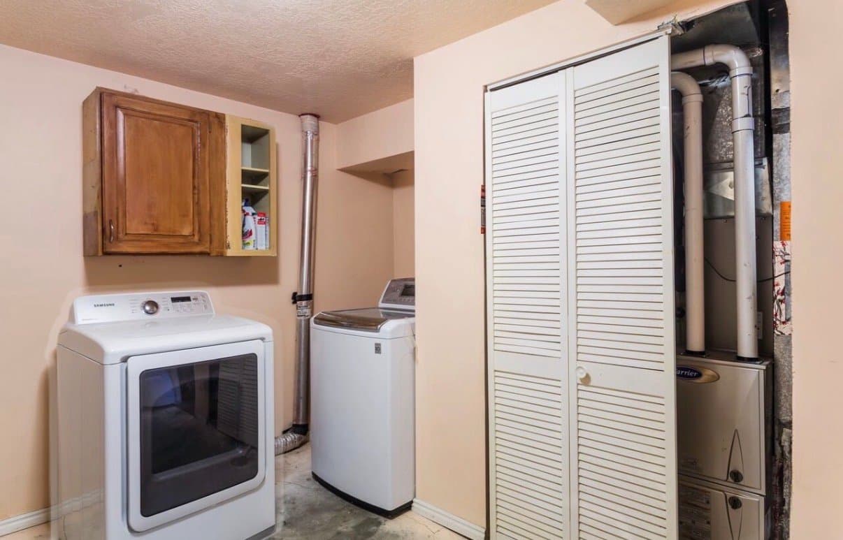 Murray House: 4624 S Quiet Cir
