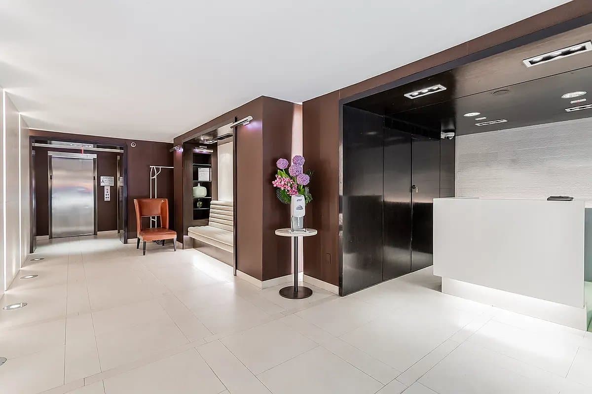 New York Apartment: 220 E 63rd St