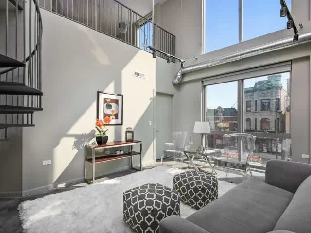 Chicago Apartment: 1241 North Milwaukee Avenue #505 Chicago, IL 60622
