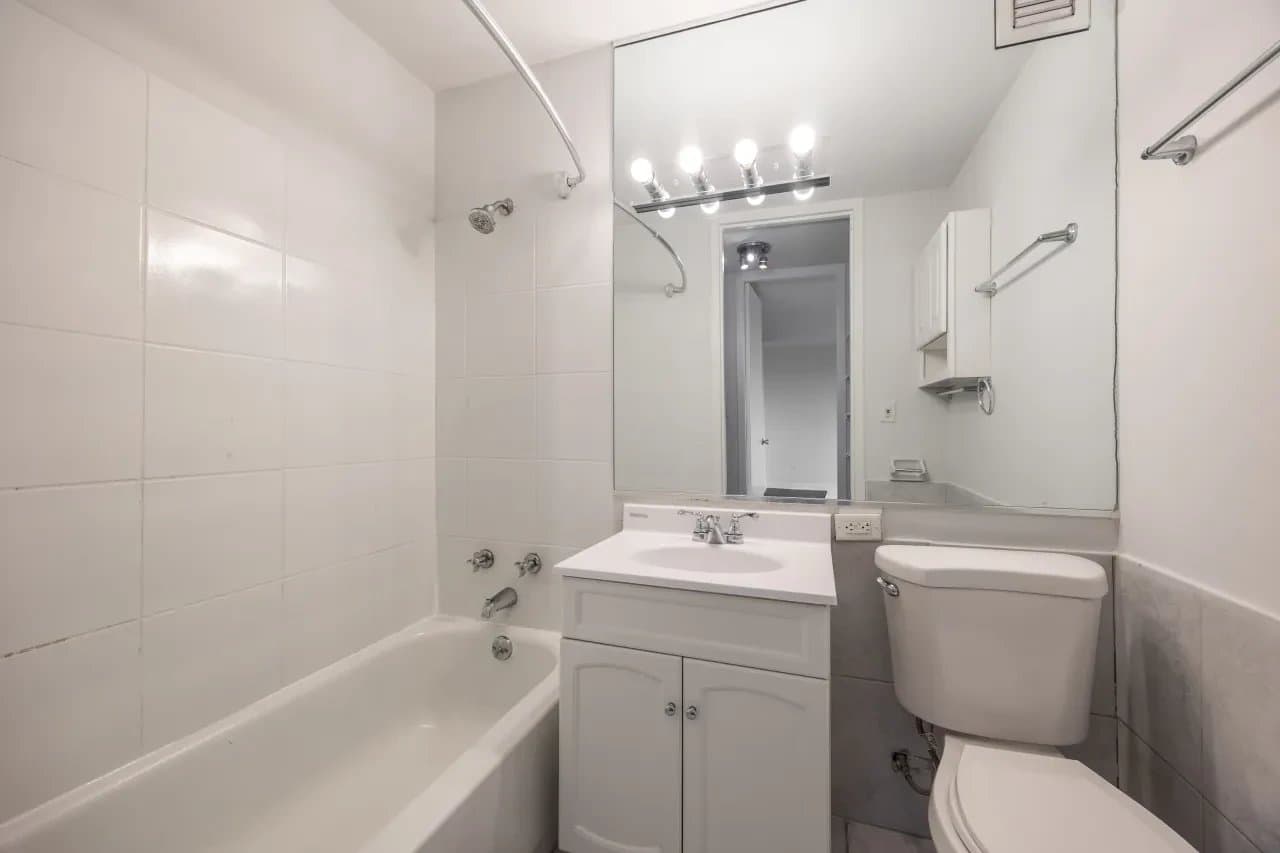 Chicago Apartment: 1344 North Dearborn Parkway #11B Chicago, IL 60610