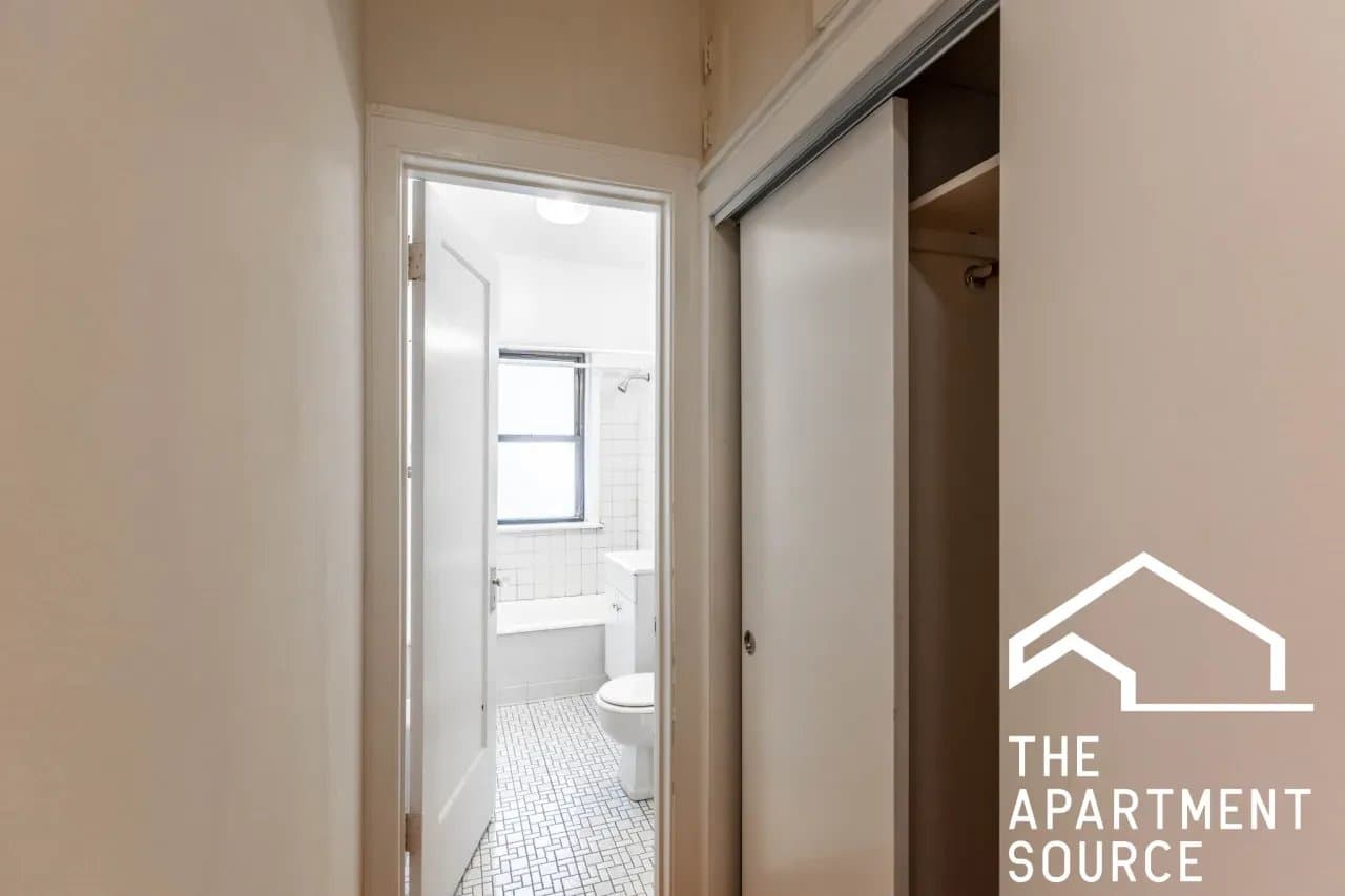 Evanston Apartment: 1321 Oak Avenue #B2 Evanston, IL 60201