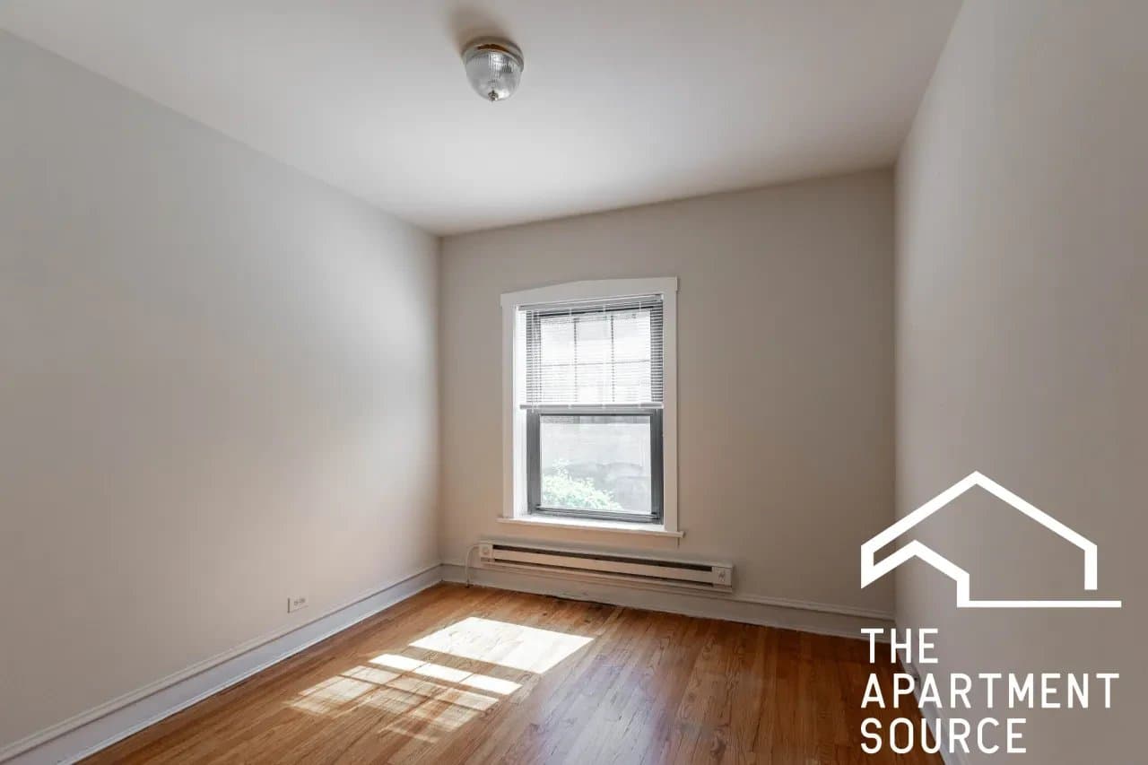 Evanston Apartment: 1321 Oak Avenue #B2 Evanston, IL 60201
