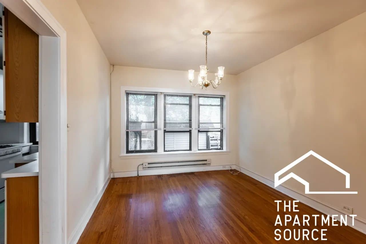 Evanston Apartment: 1321 Oak Avenue #B2 Evanston, IL 60201