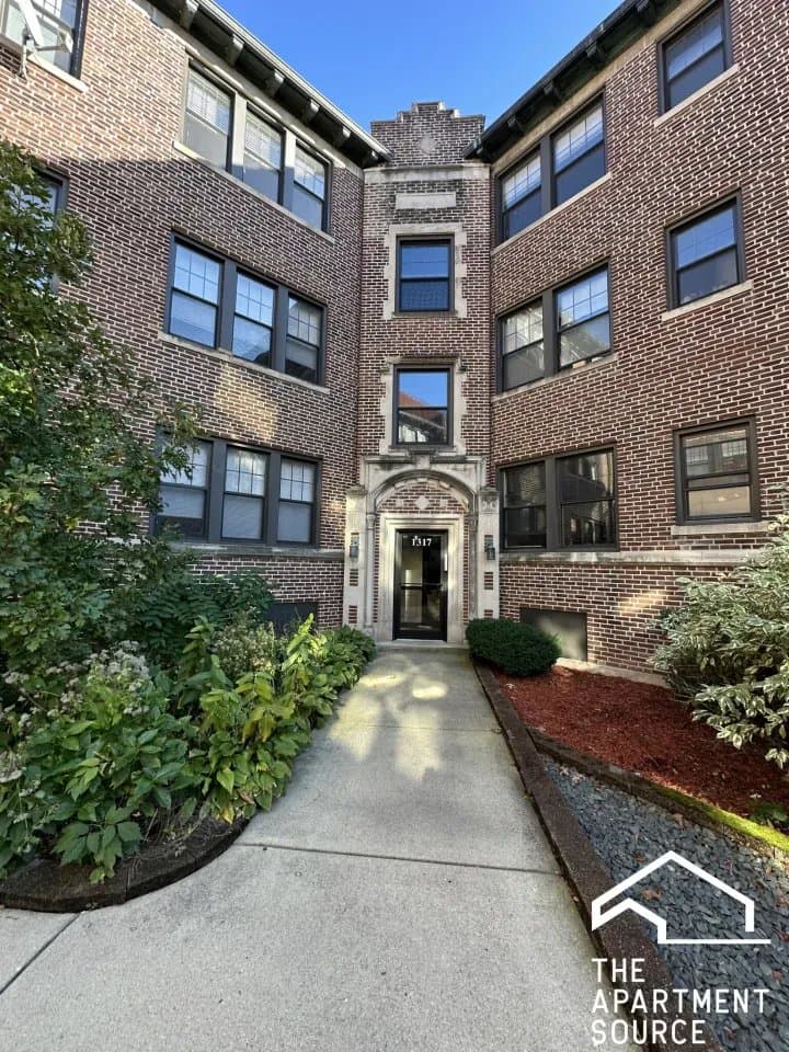 Evanston Apartment: 1317 Oak Avenue #H2 Evanston, IL 60201