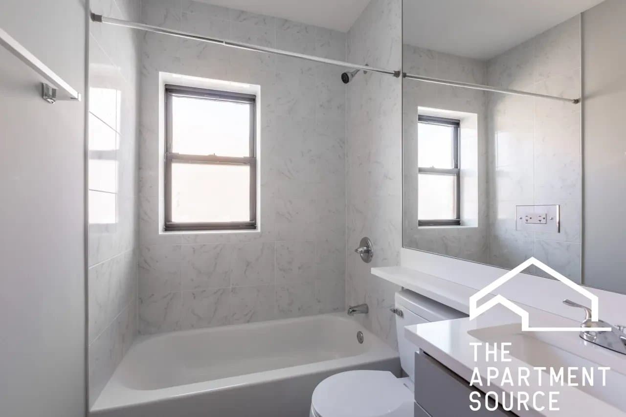 Evanston Apartment: 1133 Oak Avenue #E2 Evanston, IL 60202