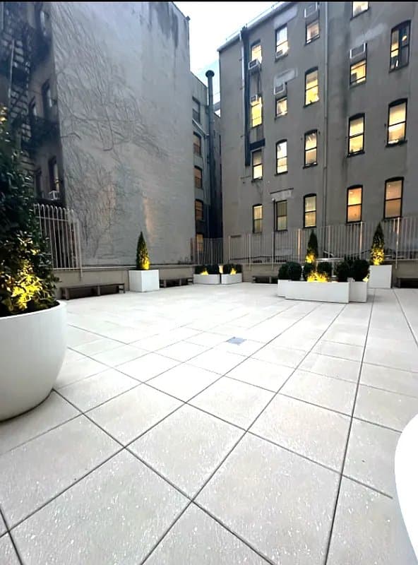 New York Apartment: 400 E 71st St