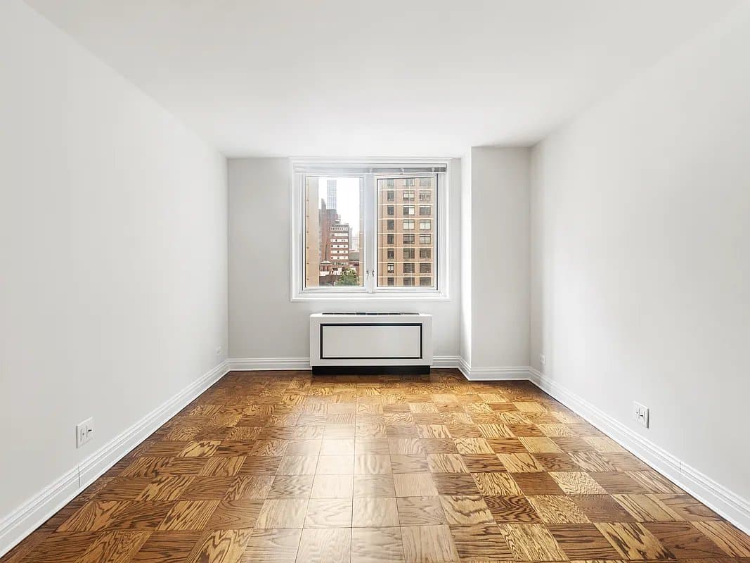 New York Apartment: 400 E 71st St