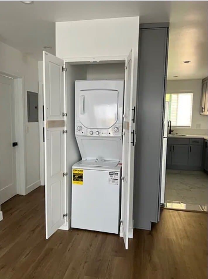 Los Angeles Apartment: 528 N Alexandria Ave