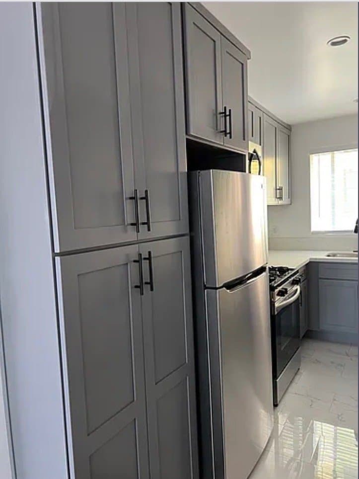 Los Angeles Apartment: 528 N Alexandria Ave