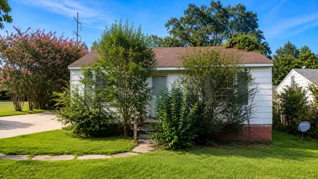 Jackson House: 844 Combs Street
