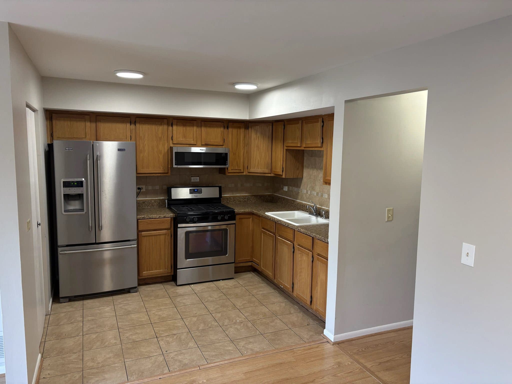 Bolingbrook House: 277 Navajo Dr