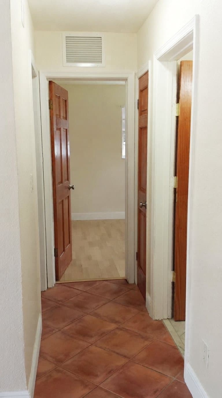 Hollywood House: 1000 N 74th Ter